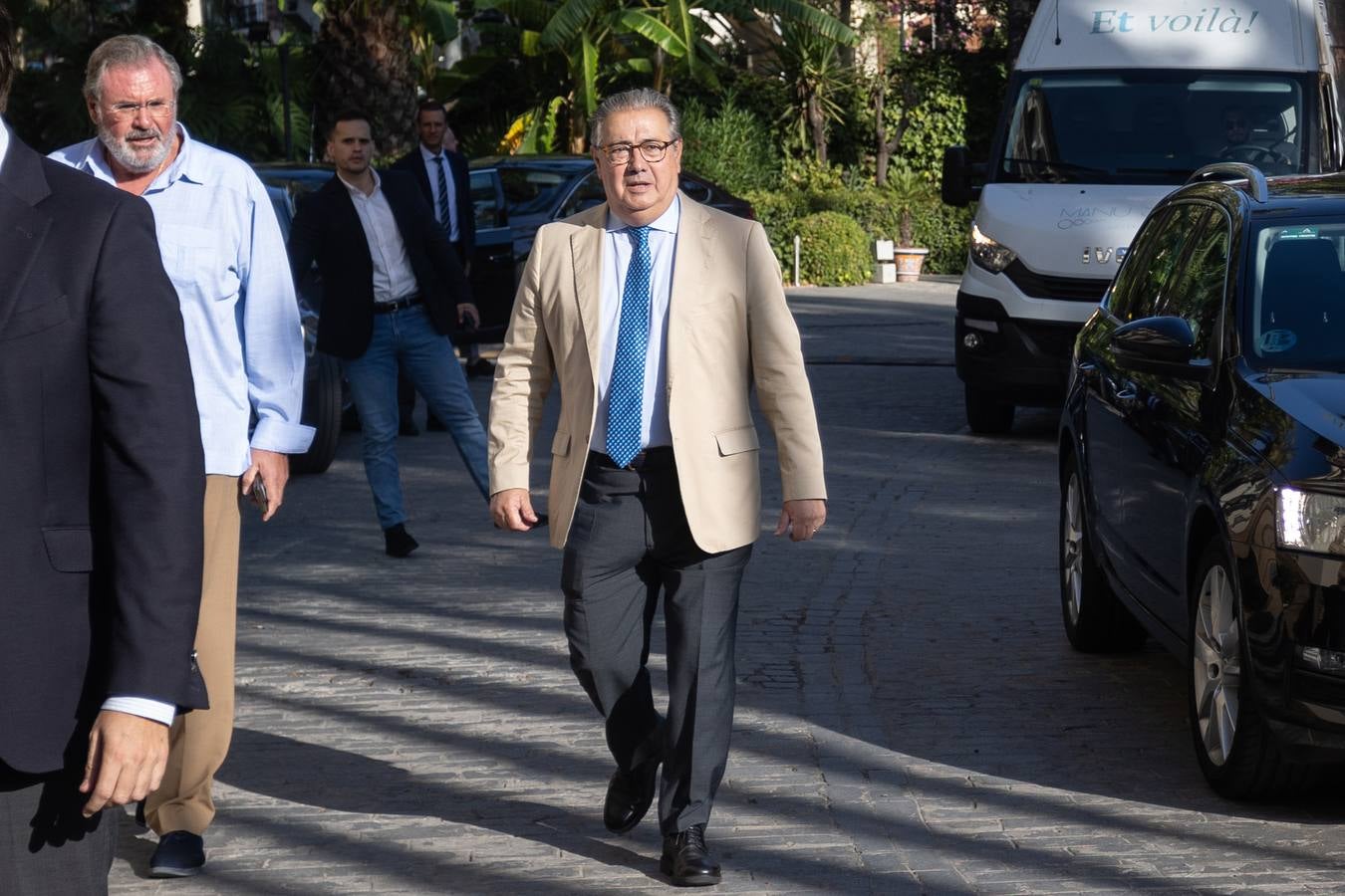 El candidato popular a la presidencia del Gobierno, Alberto Núñez Feijóo, este viernes en un acto en Sevilla con el presidente de la Junta, Juanma Moreno