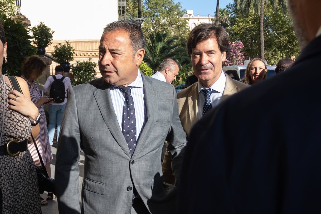 El candidato popular a la presidencia del Gobierno, Alberto Núñez Feijóo, este viernes en un acto en Sevilla con el presidente de la Junta, Juanma Moreno