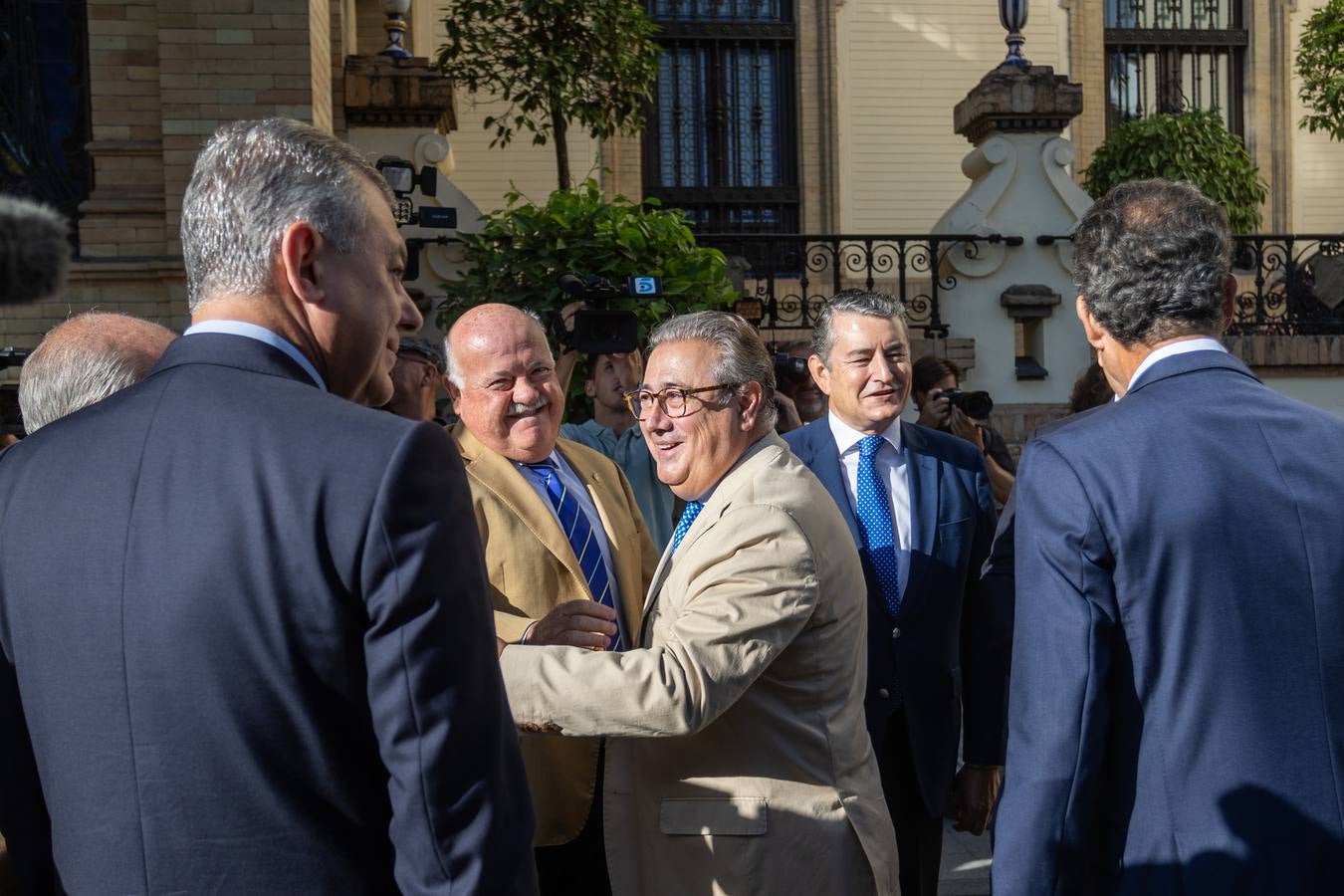 El candidato popular a la presidencia del Gobierno, Alberto Núñez Feijóo, este viernes en un acto en Sevilla con el presidente de la Junta, Juanma Moreno