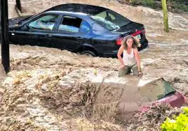 María, la joven aragonesa que trepó al techo de su coche para salvarse de la riada en Zaragoza