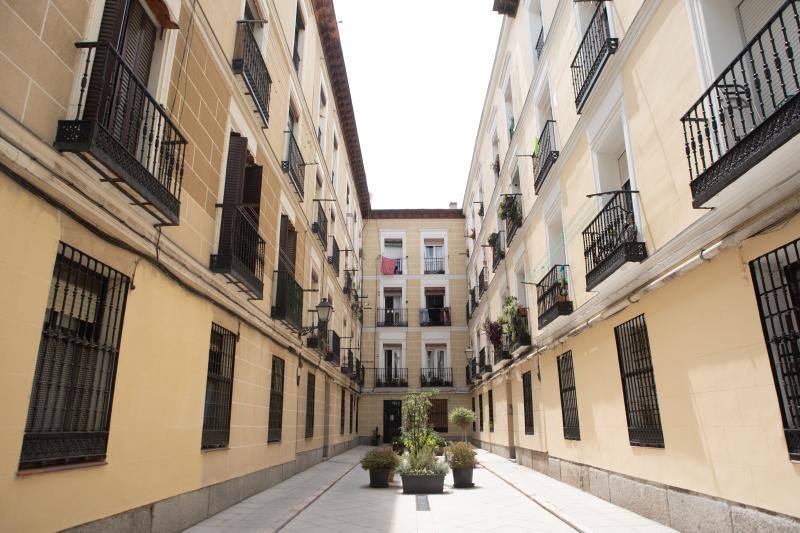Calle interior de los edificios promovidos por la Compañía La Peninsular