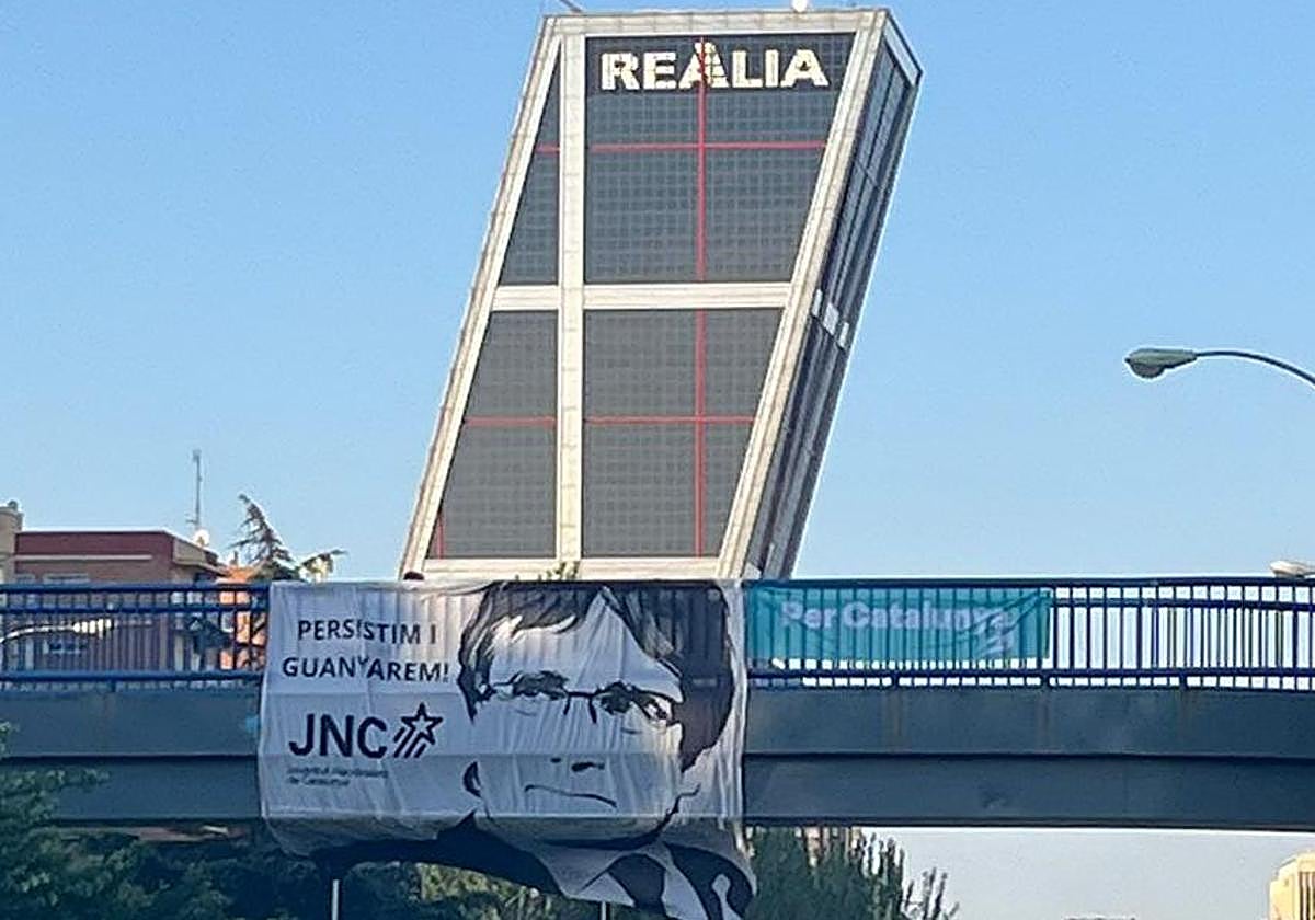 Pancarta desplegada en el paseo de la Castellana por las juventudes de Junts