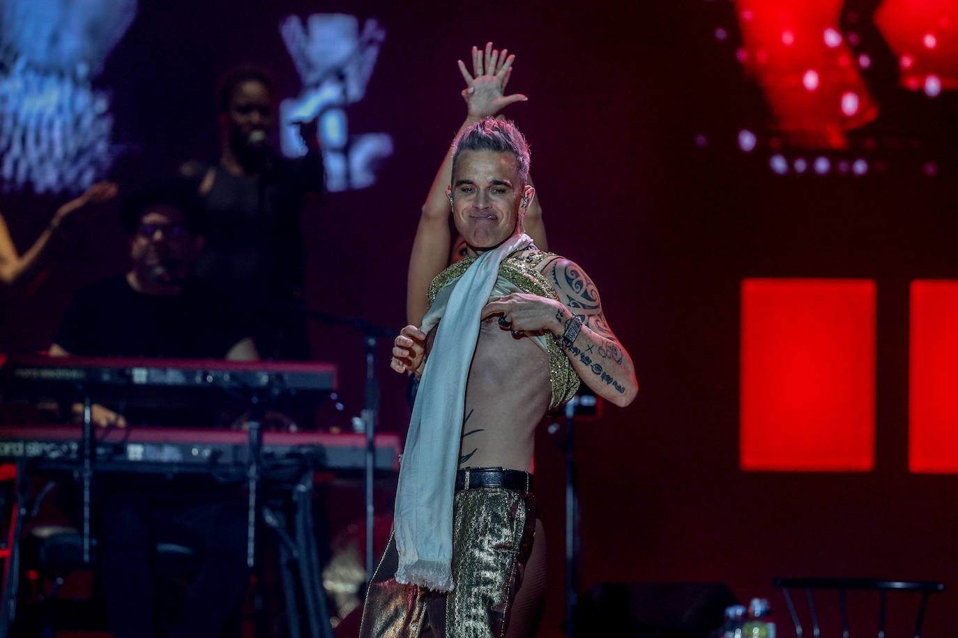 Robbie Williams se quita la camisa en el festival
