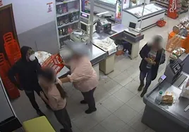 Una cajera de supermercado hace frente con una cesta a un atracador armado en Valencia y evita el robo