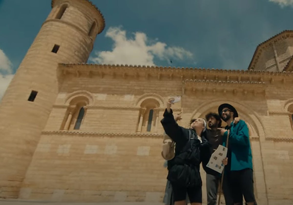 Imagen de la nueva campaña promocional de la Junta realizada junto a la banda Siloé