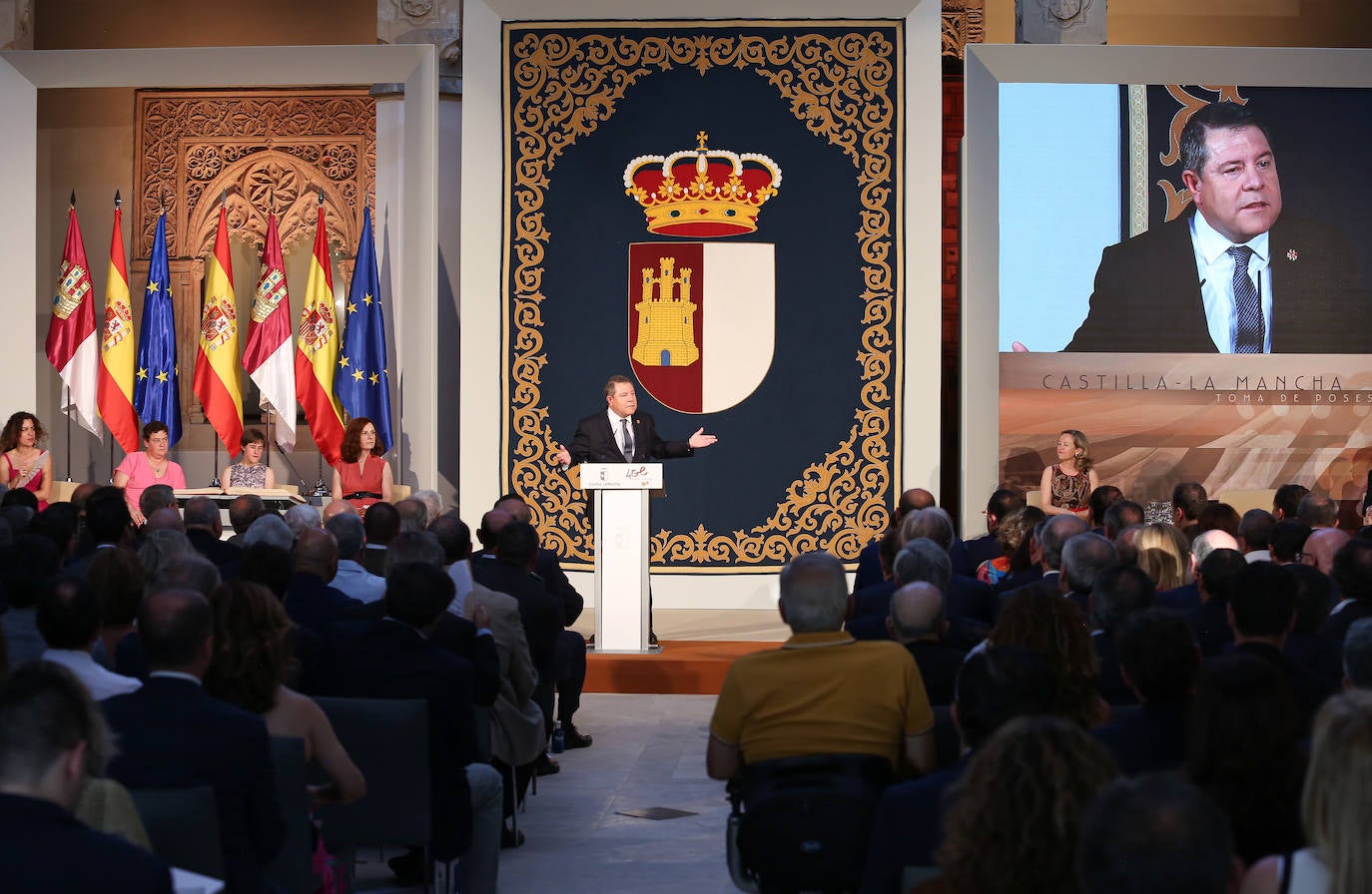 La toma de posesión de Emiliano García-Page como presidente de Castilla-La Mancha, en imágenes