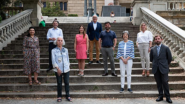 Representantes de las entidades que aparecen en el reportaje (nueve de las once) posan para ABC, a las puertas del MNAC en Barcelona