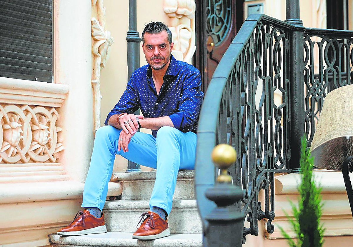 Pérez Azaústre posa durante la entrevista para ABC Córdoba