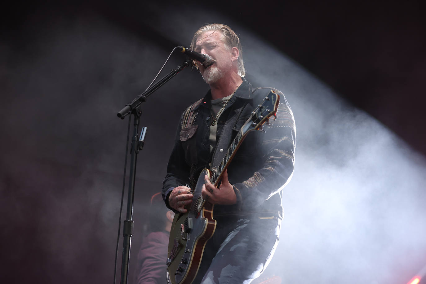El cantante Josho Homme de la banda estadounidense Queens of Stone Age
