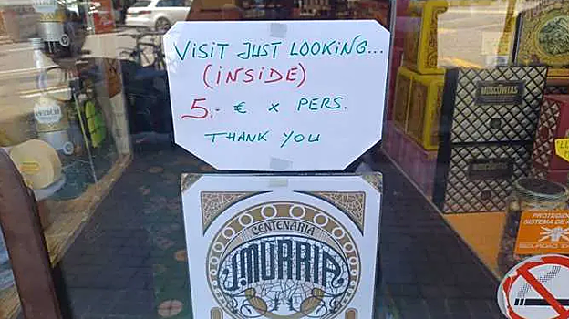 El polémico cartel en inglés que anuncia la medida