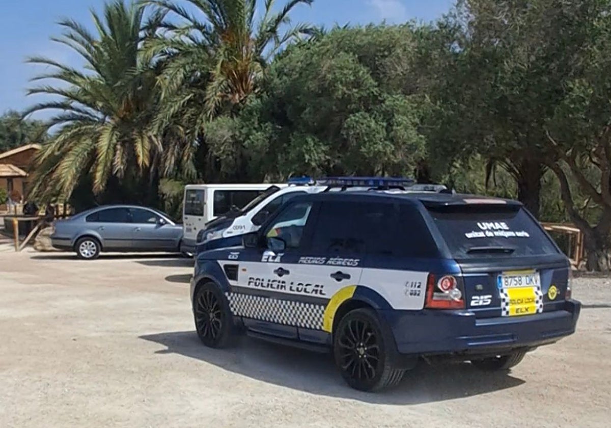 Imagen de un coche patrulla de la Policía Local de Elche en las inmediaciones del Clot de Galvany (Eleche)