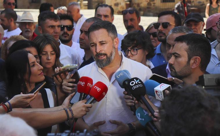 Abascal: «Los primeros en votar a Sánchez serán violadores, pederastas, golpistas, Txapote y Mohamed»