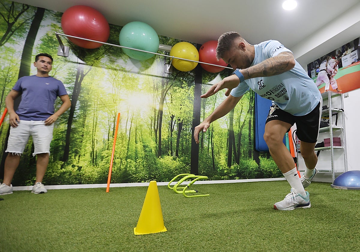 El delantero del Córdoba CF Antonio Casas realiza un ejercicio, este domingo en el test médico