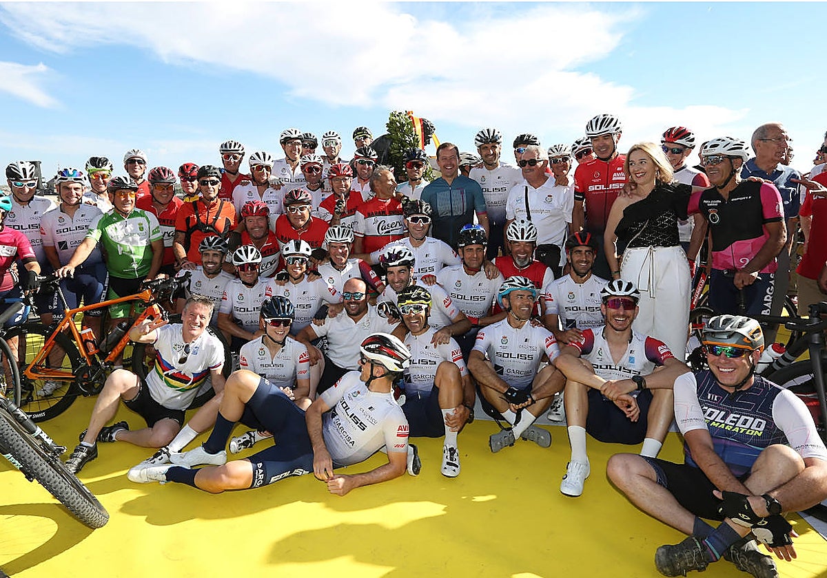 Velázquez, Cañizares, miembros del Club Peña Bahamontes y ciclistas participantes en el homenaje