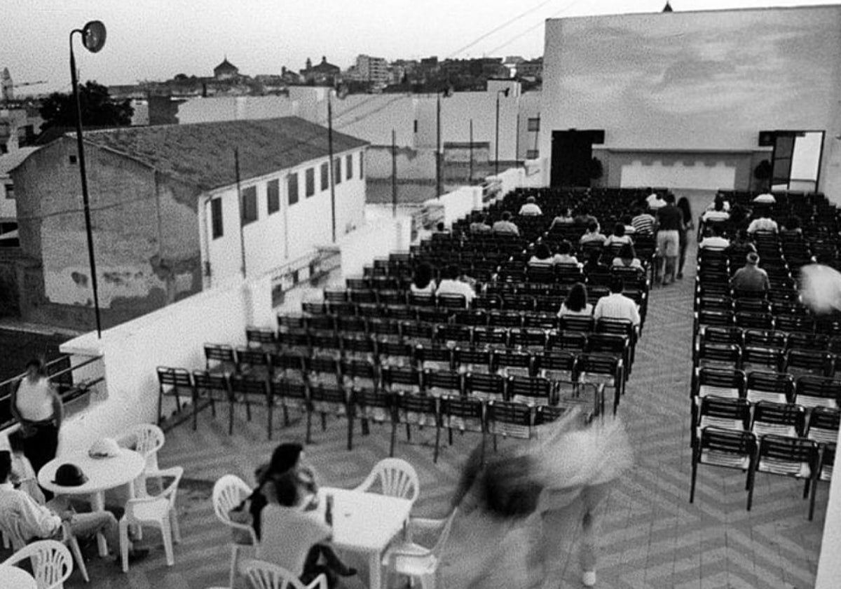 Cine de verano Magdalena, en la terraza del que se abría todo el año en la plaza del mismo nombre