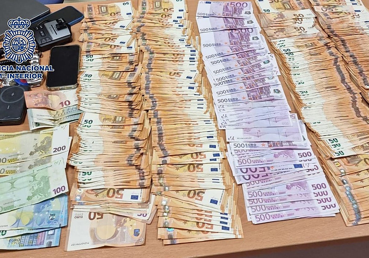 Dinero incautado durante la intervención policial