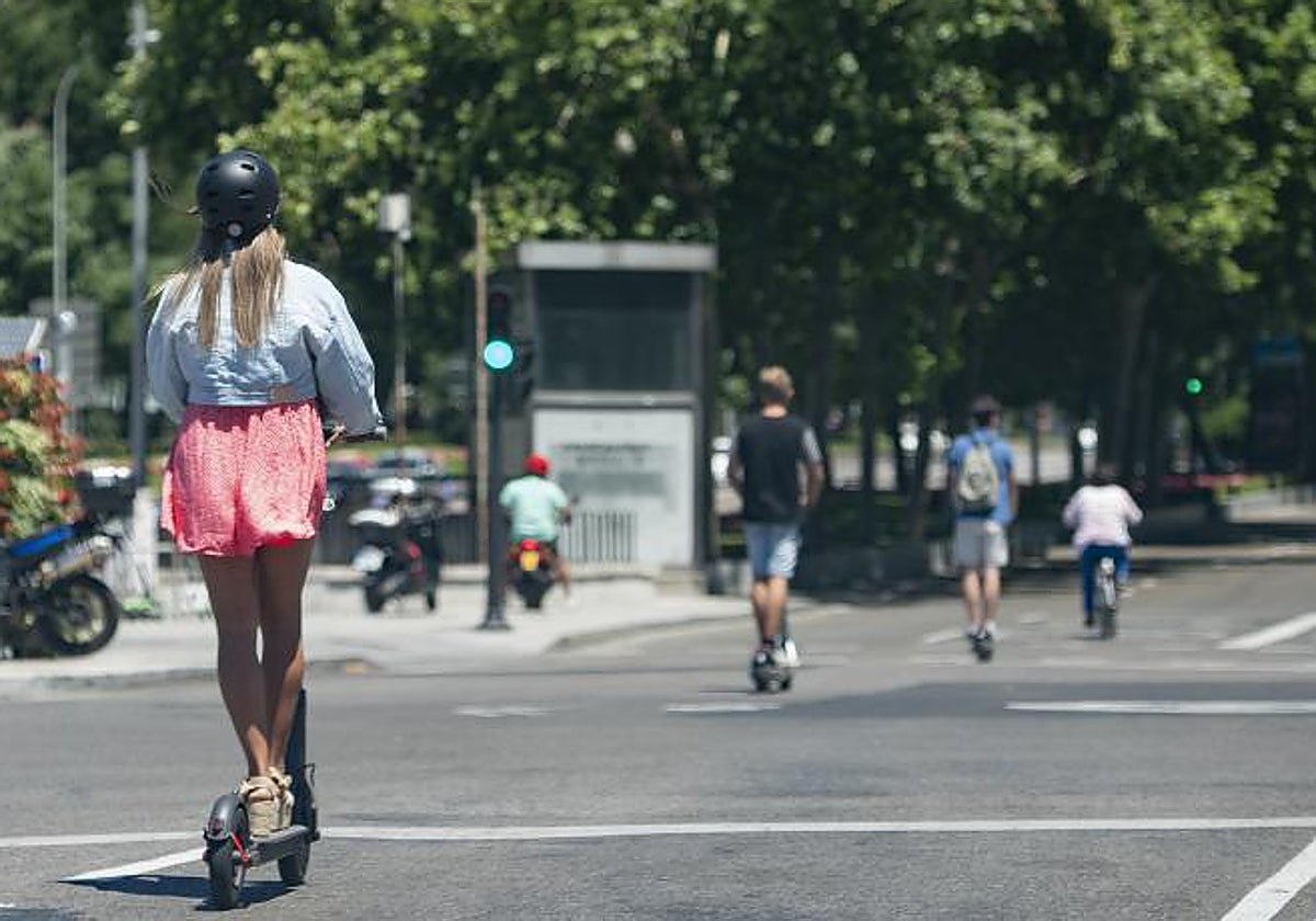Varios jóvenes circulan en patinete por la capital, en una imagen de archivo