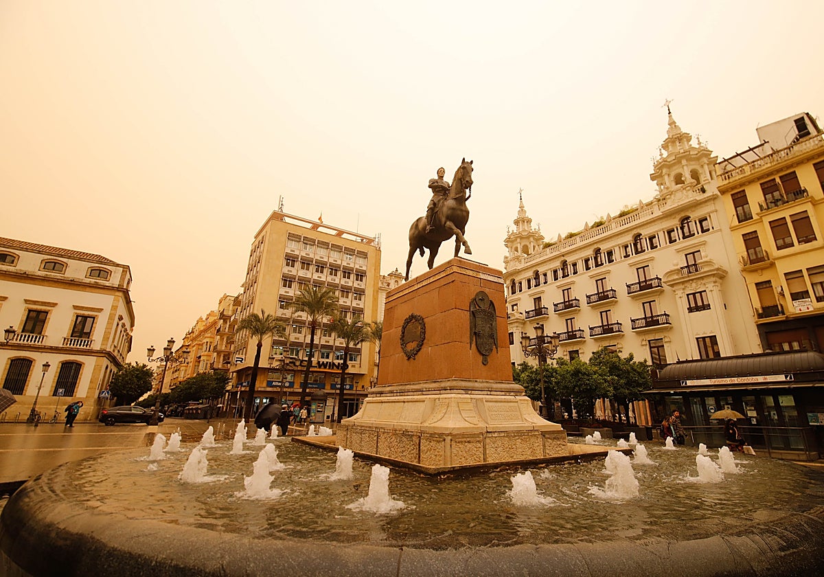 La plaza de las Tendillas de Córdoba bajo la calima en marzo de 2022