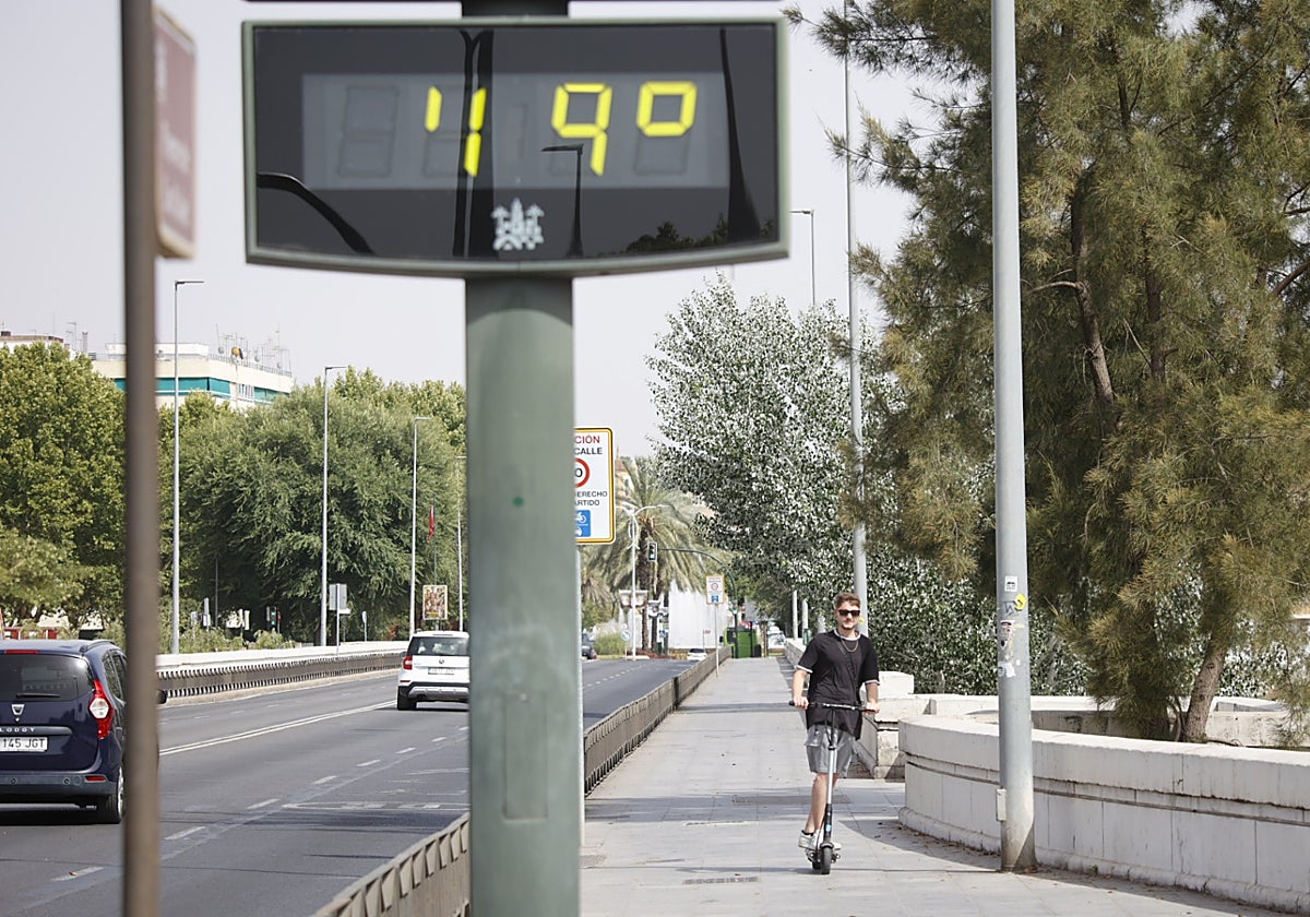 Un joven cruza el puente de San Rafael en patinete con el termómetro a 49 grados