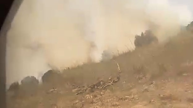 Llamas junto a las vías del tren en Hornachuelos que ha provocado el corte de la circulación