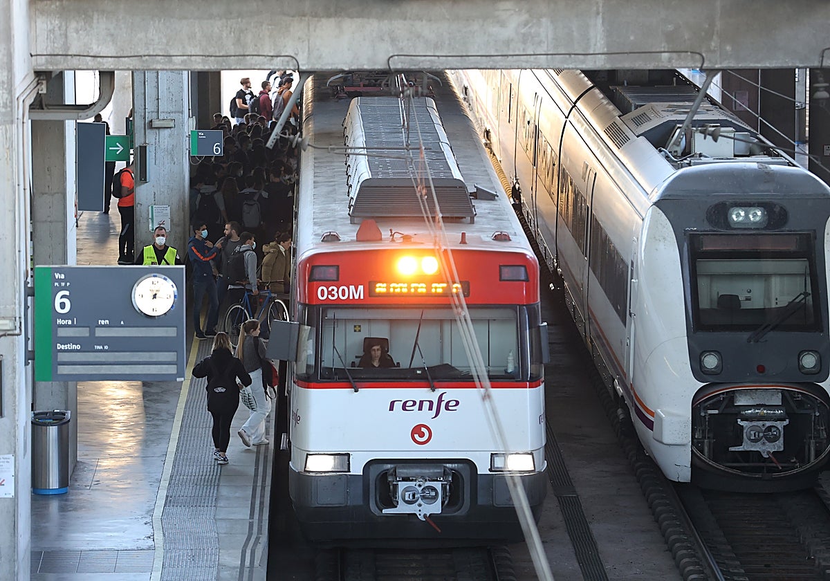 Un tren Media Distancia en la estación de Córdoba