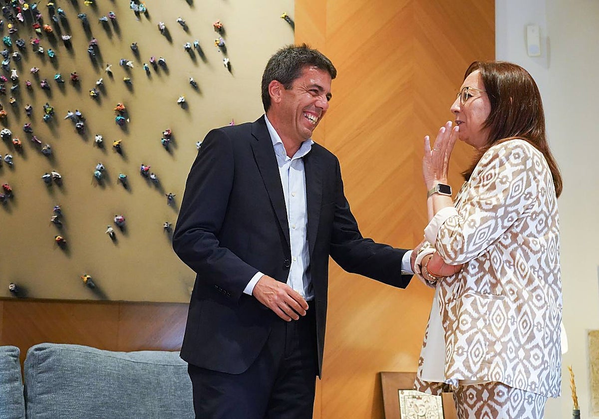 Imagen de la reunión celebrada el pasado jueves entre el candidato del PP a la invetsidura, Carlos Mazón, y la presidenta de las Cortes Valencianas, Llanos Massó
