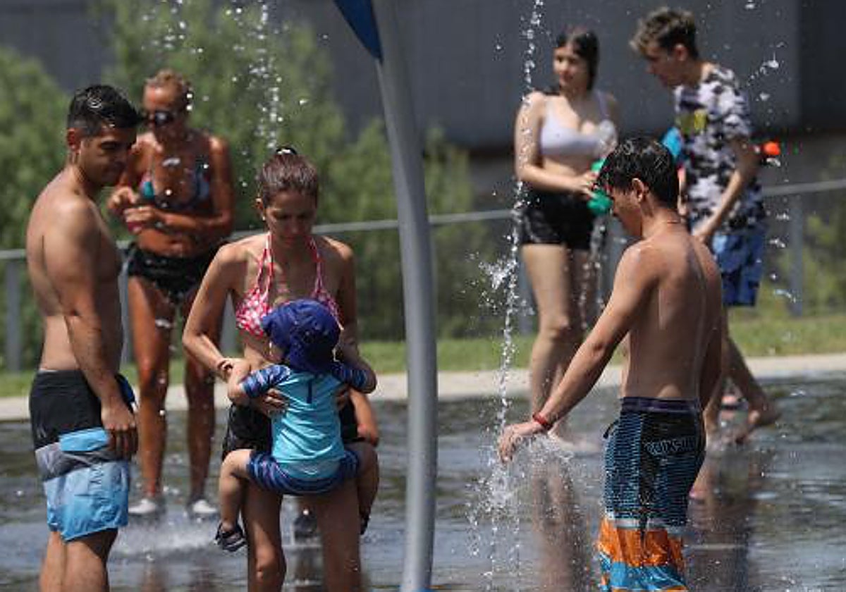 Niños y adultos se refrescan en las fuentes públicas de la capital