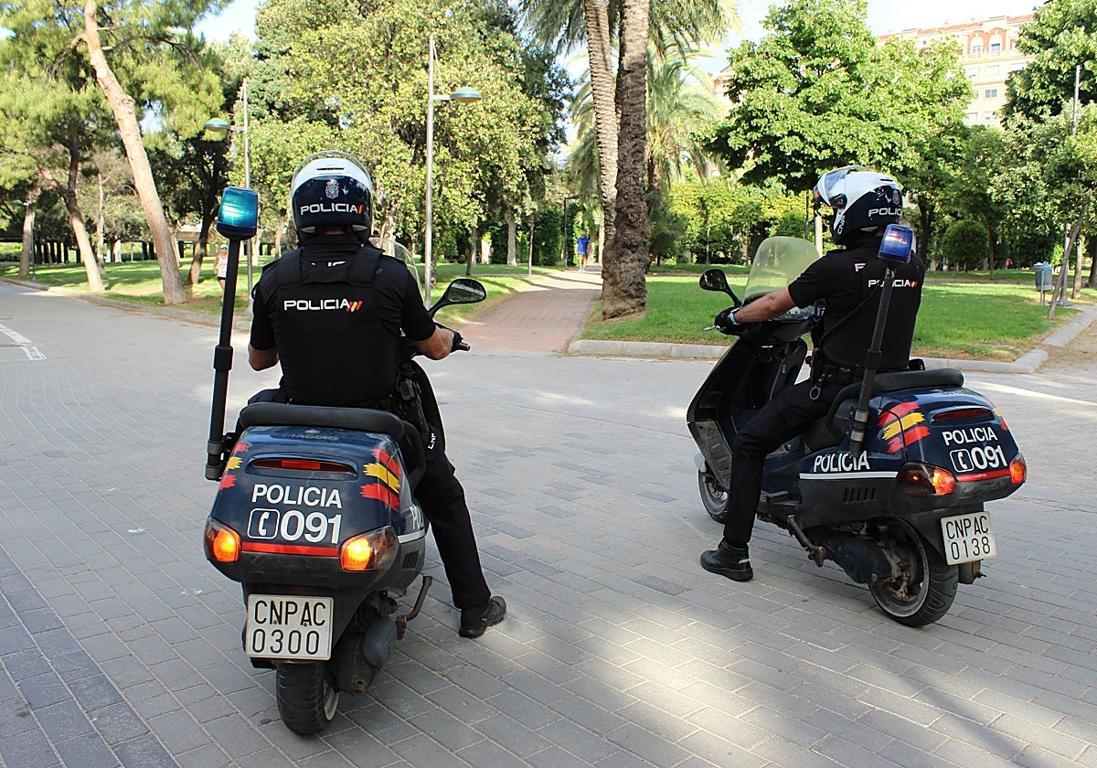 Imagen de archivo de dos agentes de la Policía Nacional
