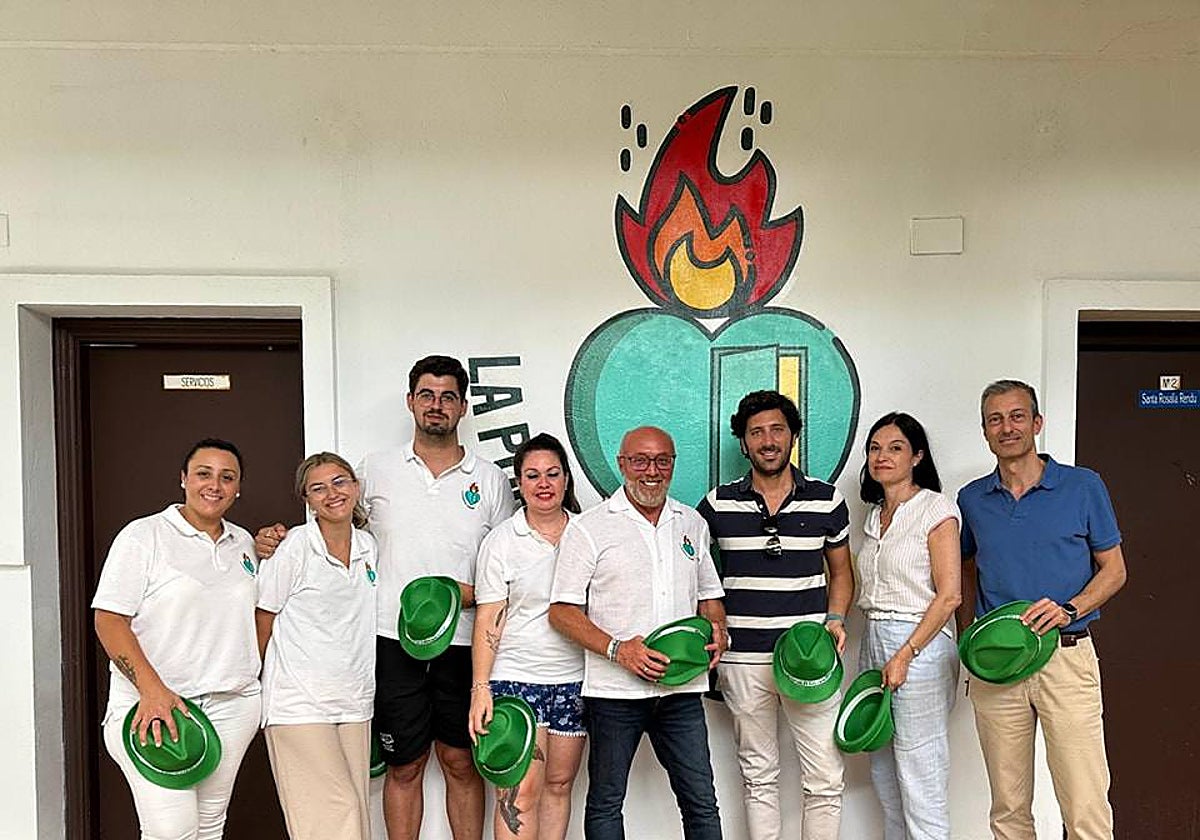 El párroco, Miguel David Pozo, (quinto por la izquierda), y el hermano mayor, Rafael Salamanca, junto a otros integrantes de la parroquia y la hermandad