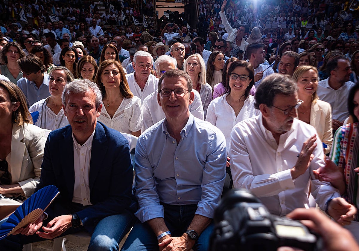Rueda, Feijóo, y Rajoy, el domingo durante el acto de campaña en Pontevedra