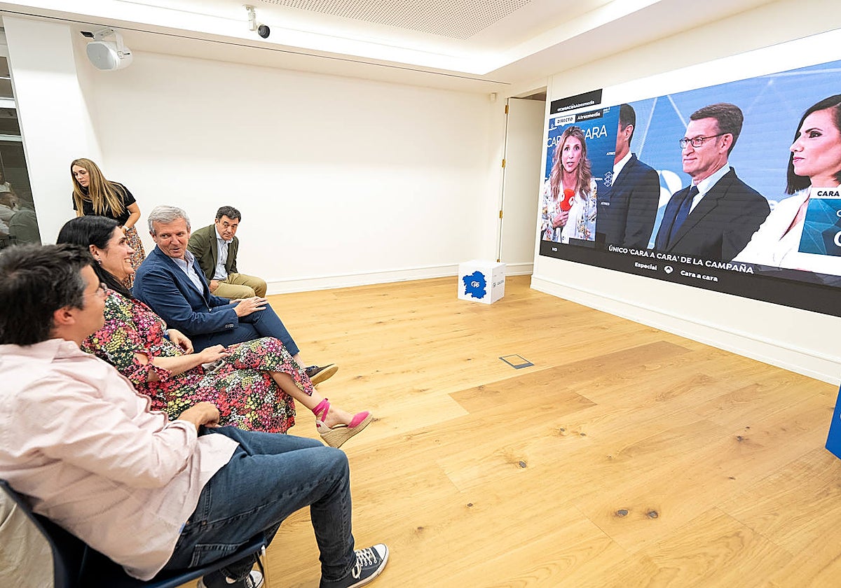 Alfonso Rueda y Paula Prado, entre otros, siguieron el lunes el debate dese la sede del PPdeG, en Santiago de Compostela