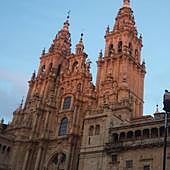 Detenido un hombre por agredir con un objeto punzante a un cura en la Catedral de Santiago