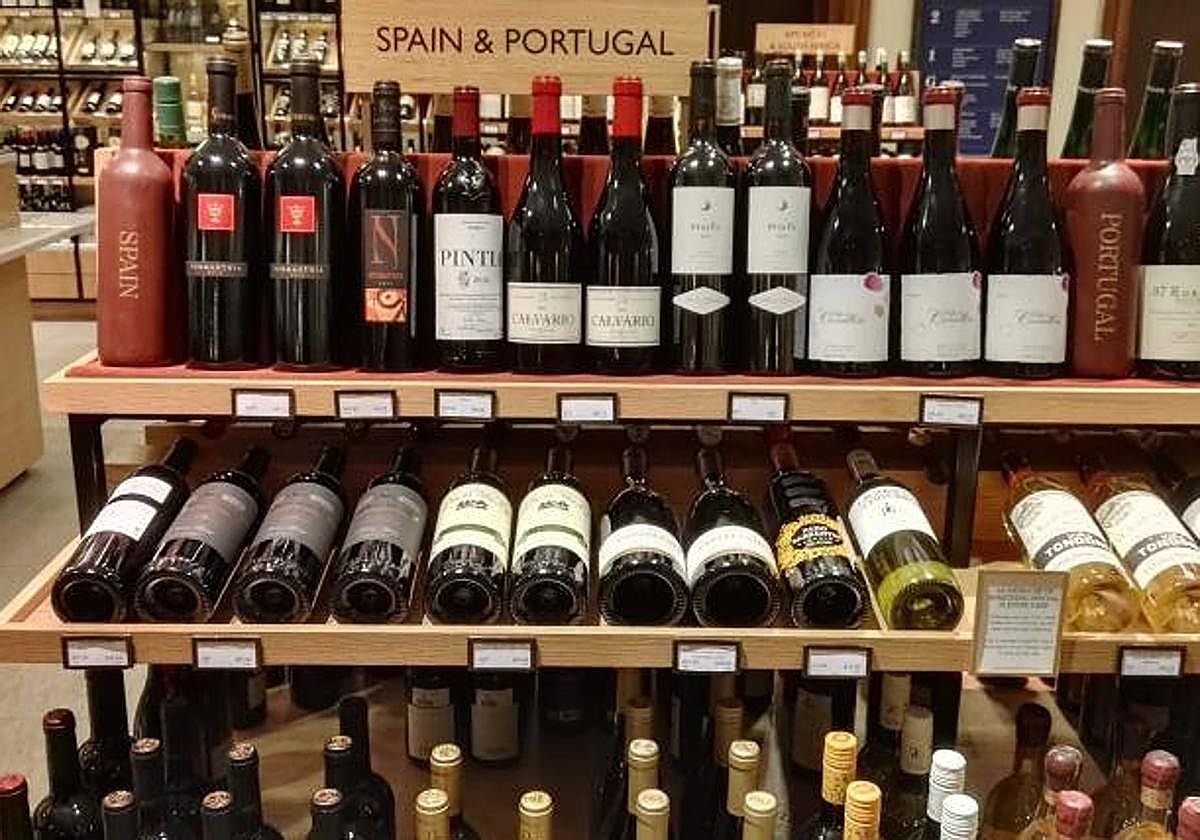 Imagen de archivo de botellas de vino