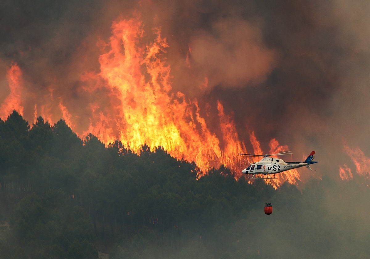 Imagen de archivo de medios de extinción trabajando en un incendio