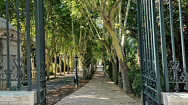 Acceso peatonal al Campo del Moro desde la Cuesta de San Vicente