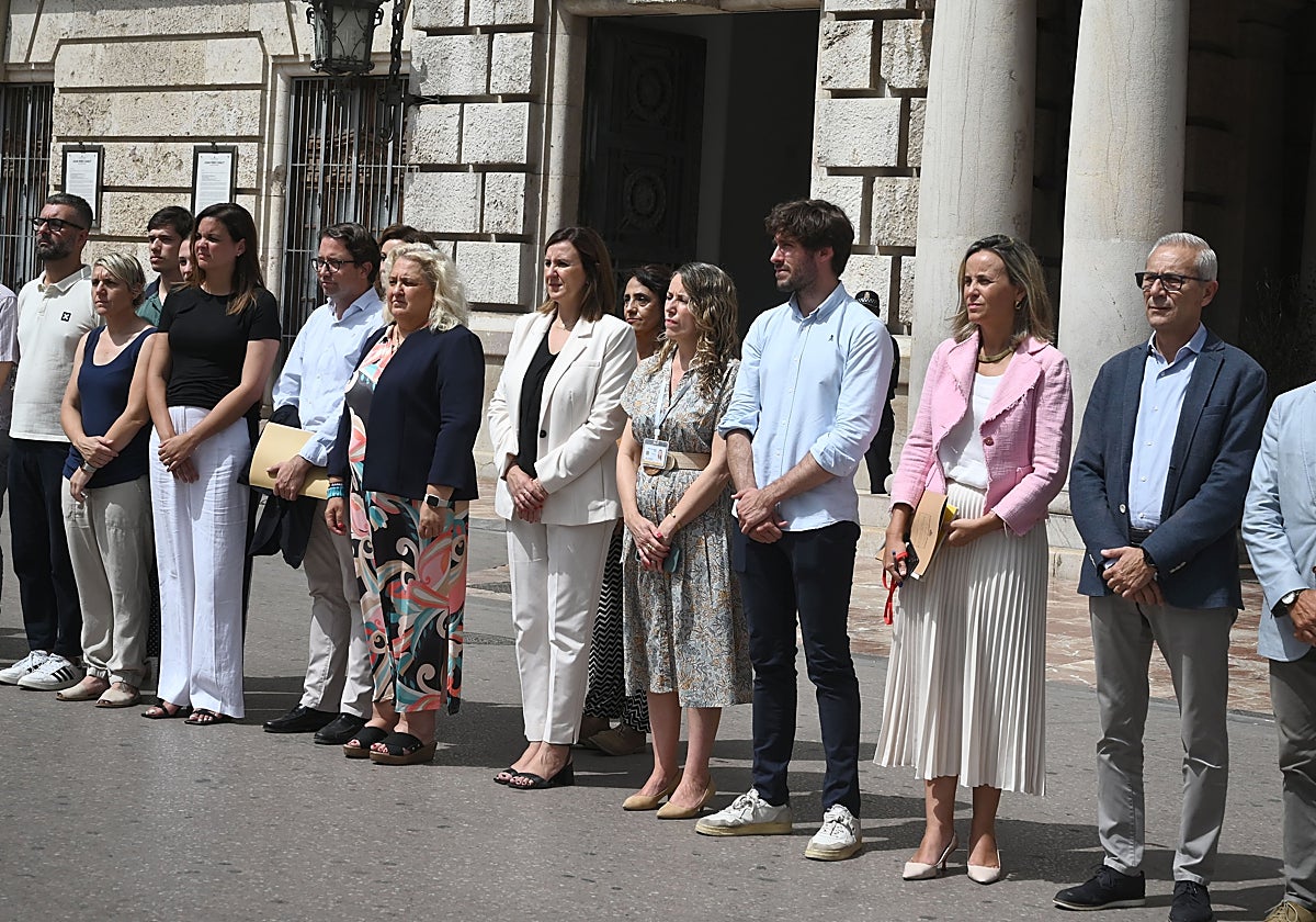 Imagen de la alcaldesa de Valencia, María José Catalá, con el resto de concejales en el minuto de silencio por el asesinato machista de una mujer en Antella