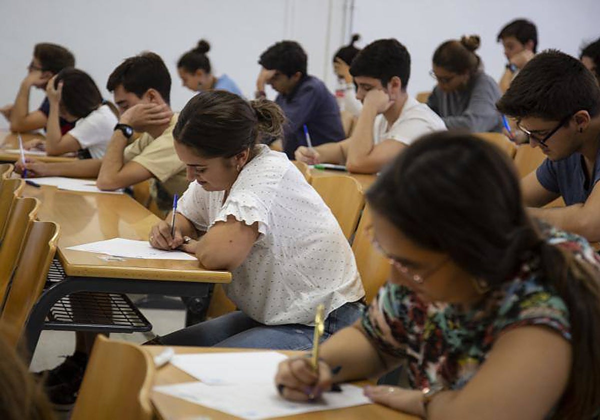 Alumnos examinándose de Selectividad