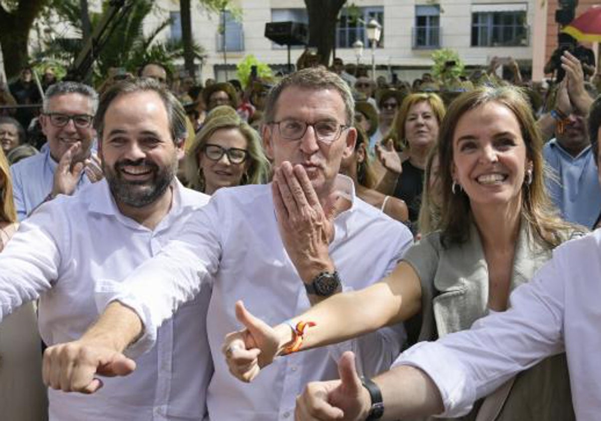 Alberto Núñez Feijóo, este martes, en Ciudad Real, escoltado por Paco Núñez y Carmen Fúnez