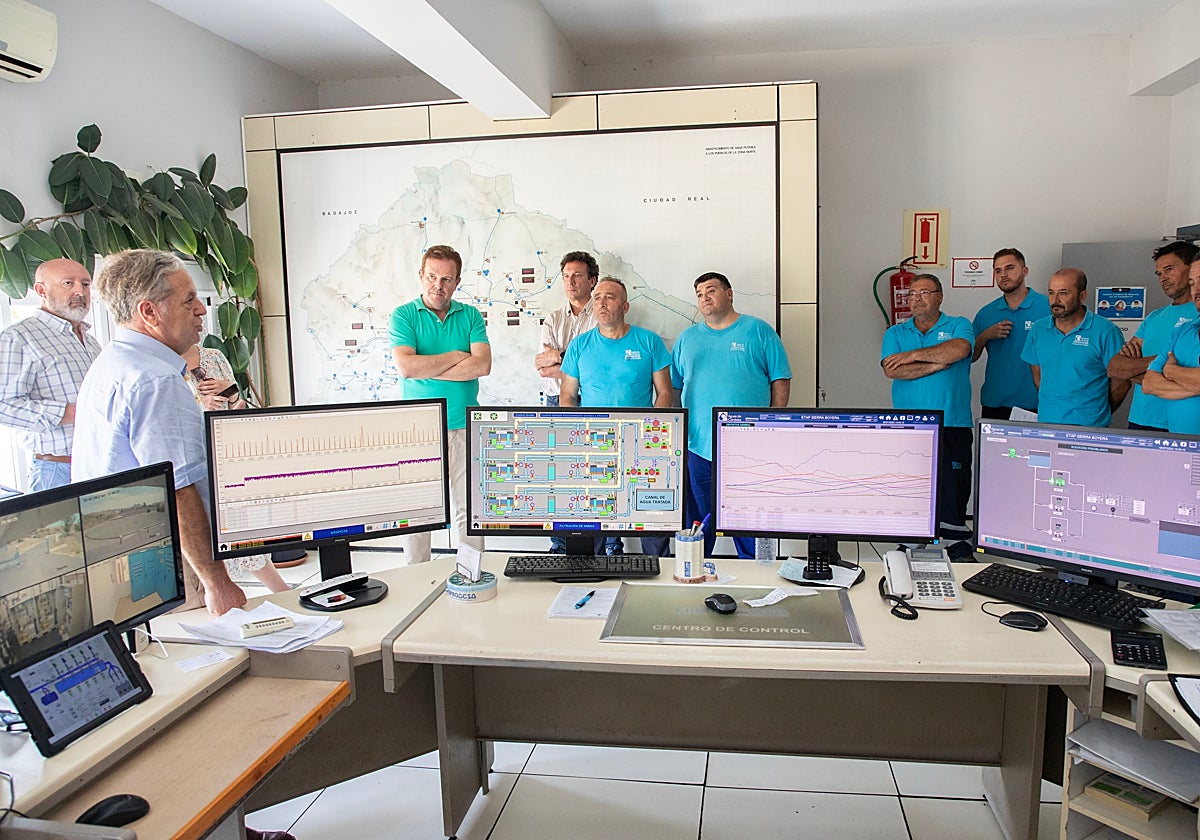 Salvador Fuentes con trabajadores de la ETAP de Sierra Boyera