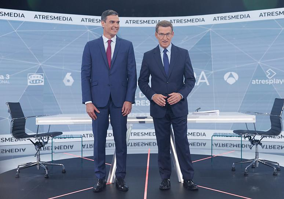 Pedro Sánchez y Alberto Núñez Feijóo, ayer, poco antes del debate electoral 'cara a cara' para Atresmedia