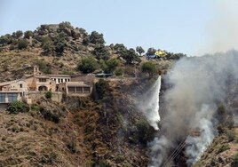 En imágenes, las labores de extinción del incendio declarado  en el Valle