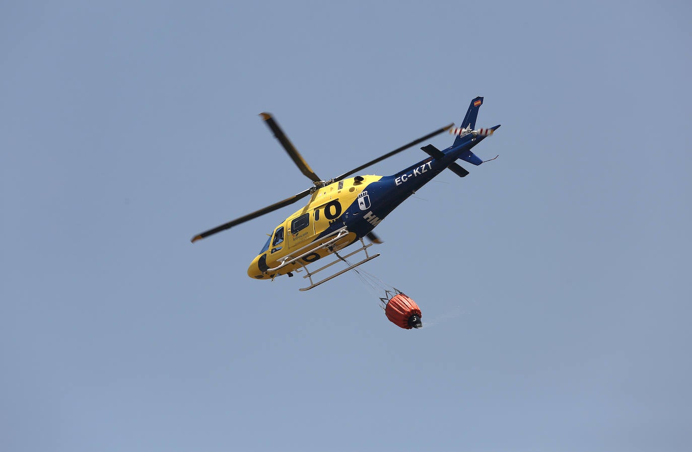 En imágenes, las labores de extinción del incendio declarado en el Valle