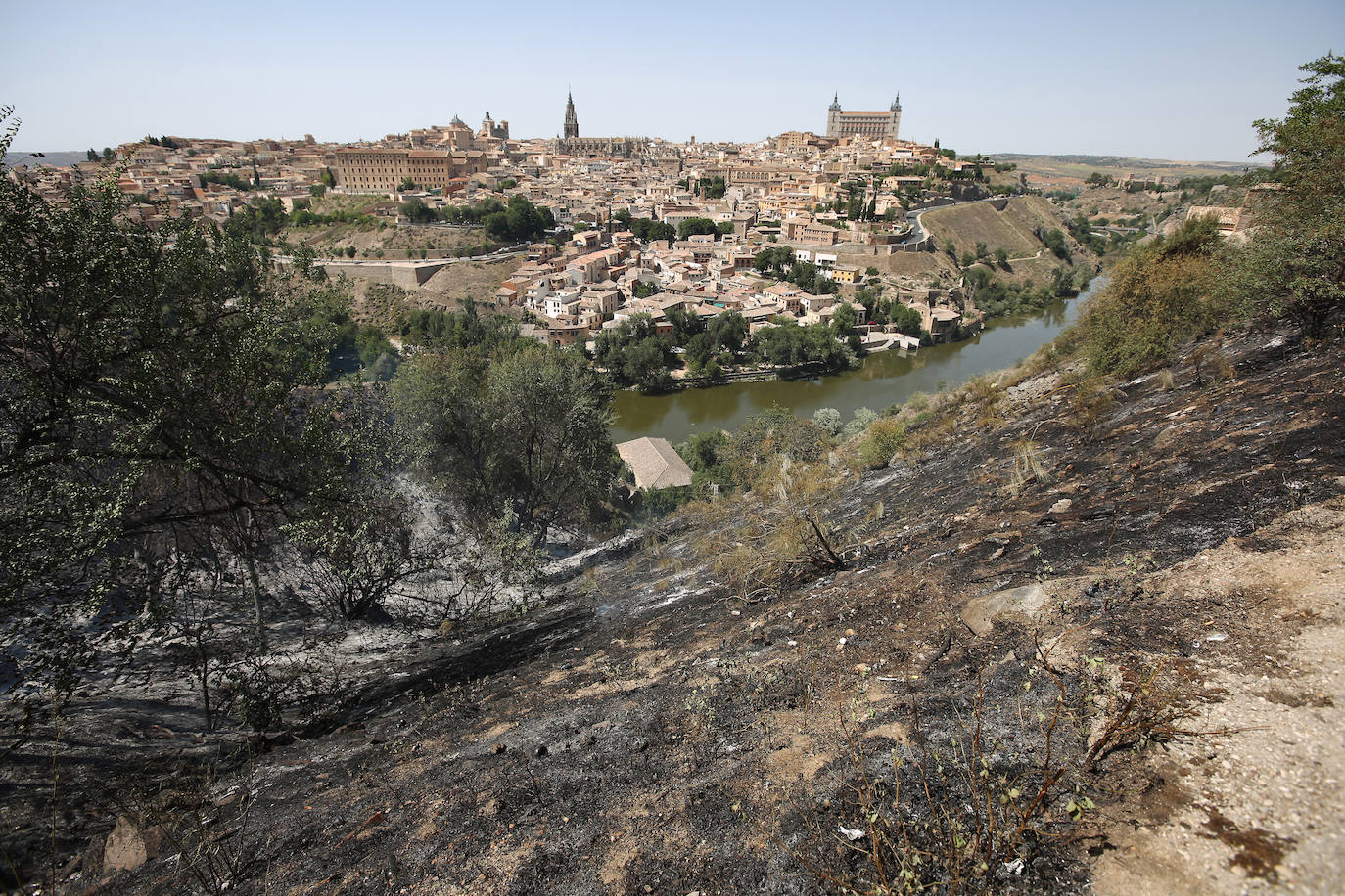 En imágenes, las labores de extinción del incendio declarado en el Valle