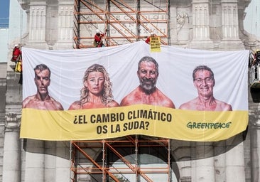 El Ayuntamiento de Madrid tomará acciones legales contra Greenpeace por colgar una pancarta en la Puerta de Alcalá