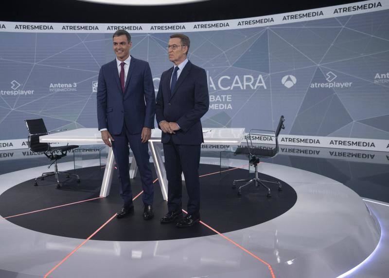 El presidente del Gobierno, Pedro Sánchez, y el líder del PP, Alberto Núñez Feijóo, durante el cara a cara.