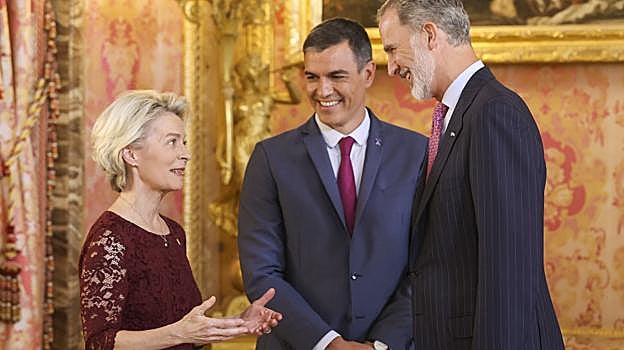 Don Felipe, junto a Ursula Von der Leyen y Pedro Sánchez, que vistió la corbata de las grandes ocasiones