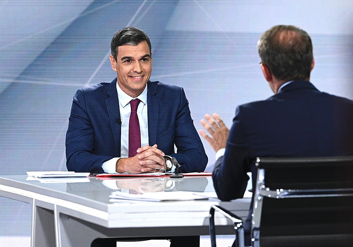 Sánchez y Feijóo, en un momento del debate