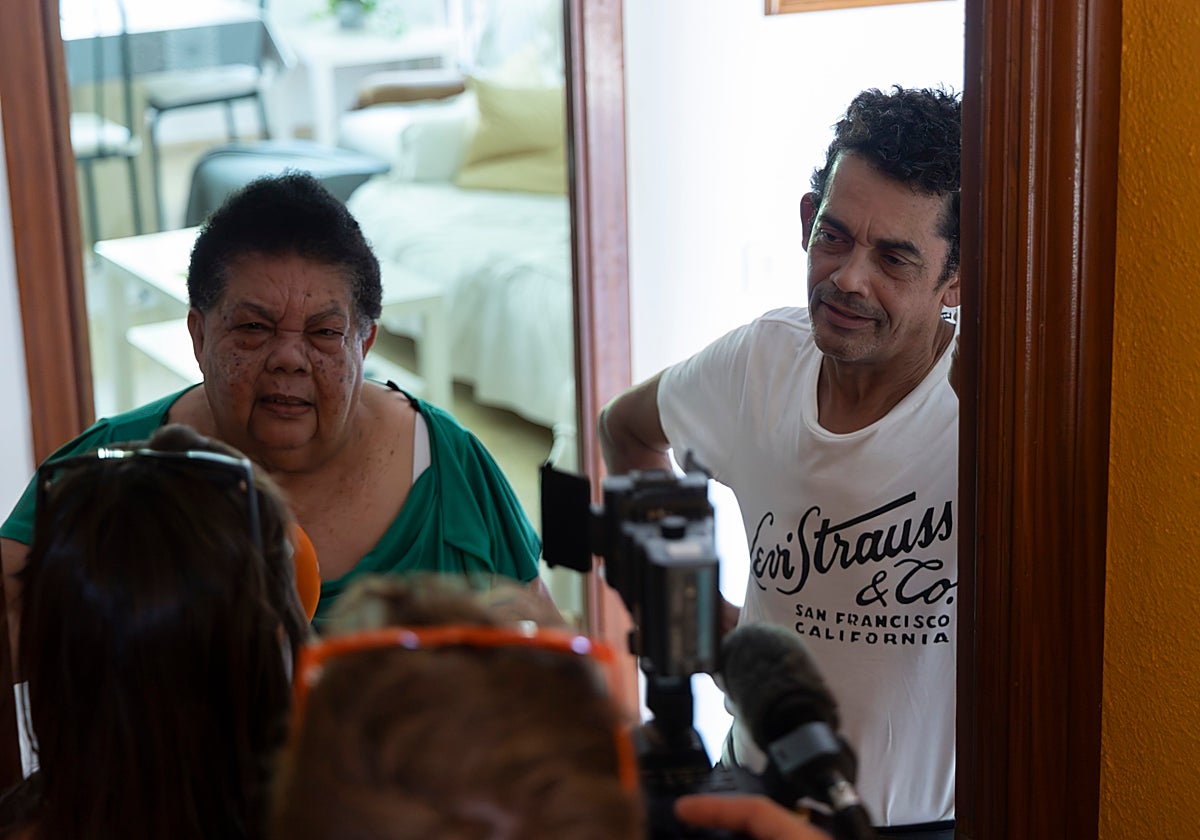Familiares de la detenida en la operación antiyihadista en Tudela de Duero (Valladolid)