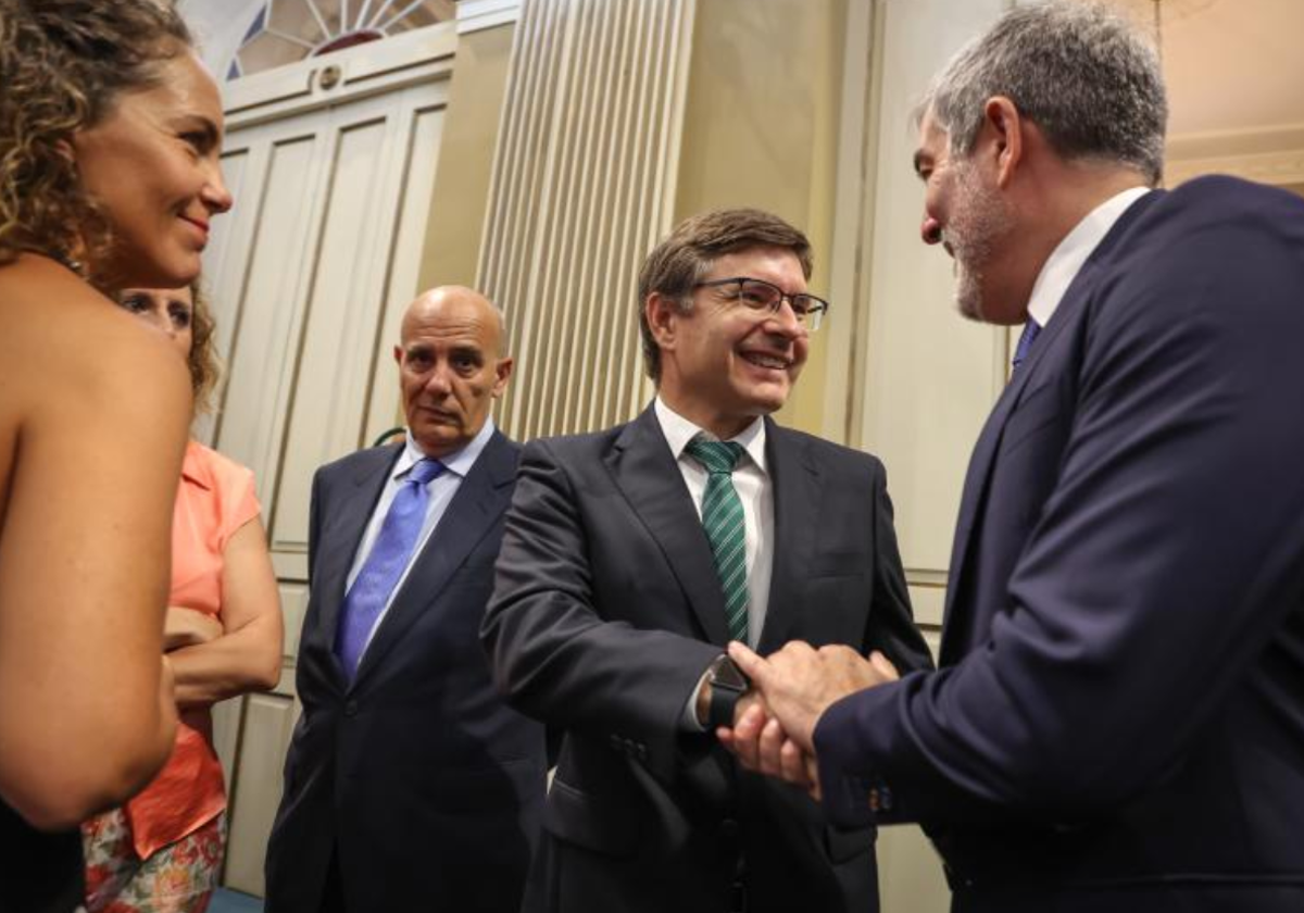 Nicasio Galván (Vox) y Fernando Clavijo (CC) se dan la mano en la sesión del debate de investidura