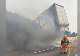 Un camión se queda en llamas y colgando de un puente tras accidentarse en una autovía valenciana